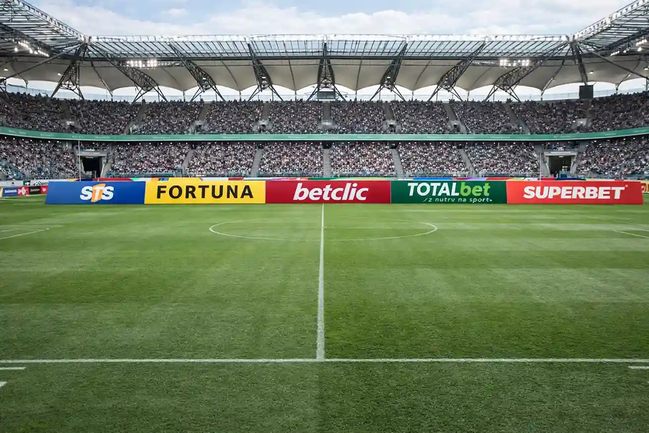 Stadion piłkarski z reklamami sponsorów